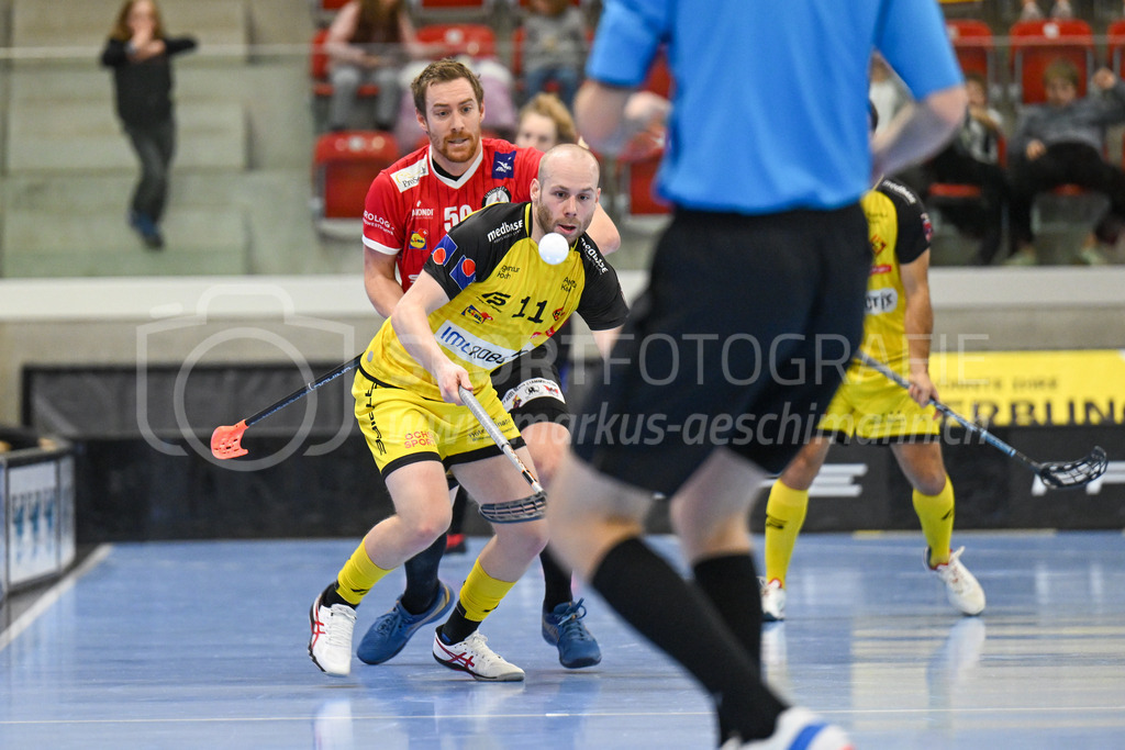 HC Rychenberg vs Basel Regio - 19. November 2022 | HC Rychenberg vs Basel Regio
AXA Arena, Winterthur
Pascal Kern (#11 HC Rychenberg) kommt vor Patrick Mendelin (#50 Unihockey Basel Regio) an den Ball.
Bild: Sportfotografie Markus Aeschimann | www.markus-aeschimann.ch - Realisiert mit Pictrs.com
