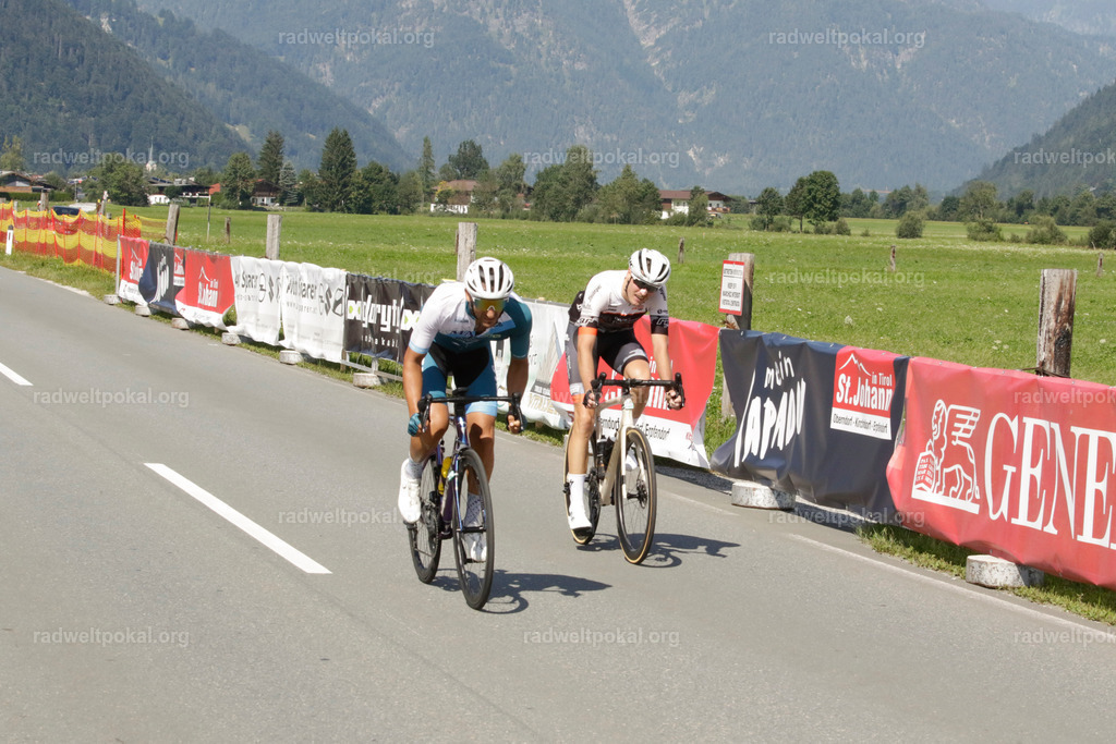 1160_20230817_Bewerb_Maenner_Muehlanger | AUT - OESTERREICH, 2023-08-16: SPORT RENNRAD-FAHREN - 55. INTERNATIONALER RADWELTPOKAL IN ST. JOHANN IN TIROL  - Vintage-Radrennen mit WM-Bronze-Medaillen-Siegerin Christina Schweinberger, den Teilnehmer und Alexander Baumann (vom Orginastions-Team) - TAG 2 BEWERB MAENNER IN SECHS GRUPPEN  ; Foto: Roland Muehlanger