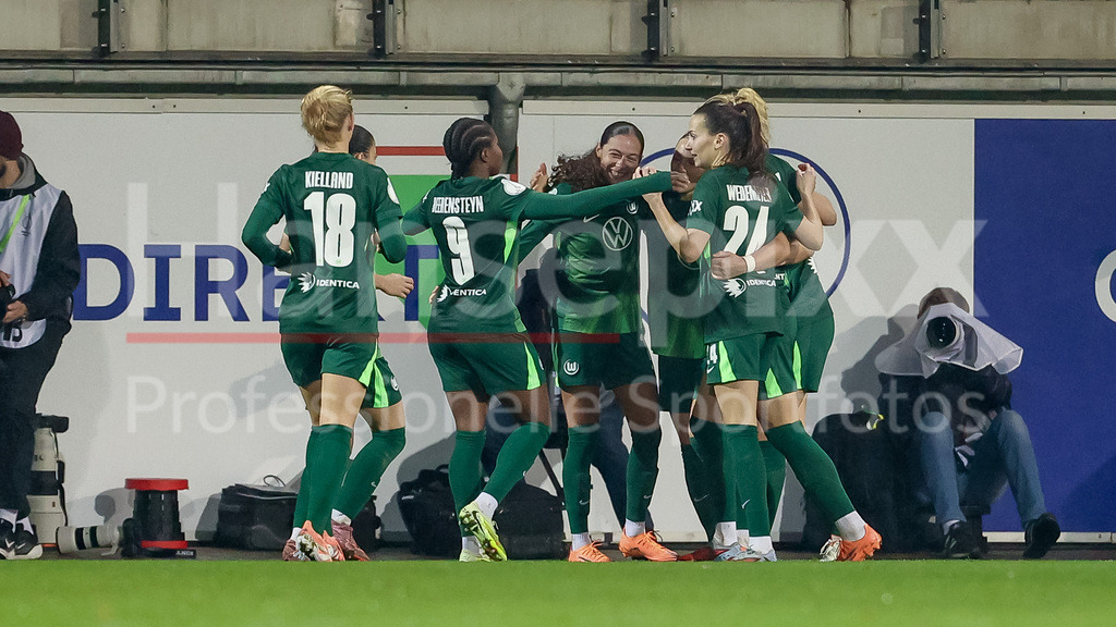 Fussball, DFB-Pokal Frauen, VfL Wolfsburg - SC Freiburg | Spielerinnen vom VfL Wolfsburg mit Torjubel, Jubel, jubeln, jubelt, optimistisch, Spielszene, Highlight, Freude über das Tor zum 2:0, DIE DFB-RICHTLINIEN UNTERSAGEN JEGLICHE NUTZUNG VON FOTOS ALS SEQUENZBILDER UND/ODER VIDEOÄHNLICHE FOTOSTRECKEN. DFB REGULATIONS PROHIBIT ANY USE OF PHOTOGRAPHS AS IMAGE SEQUENCES AND/OR QUASI-VIDEO.
