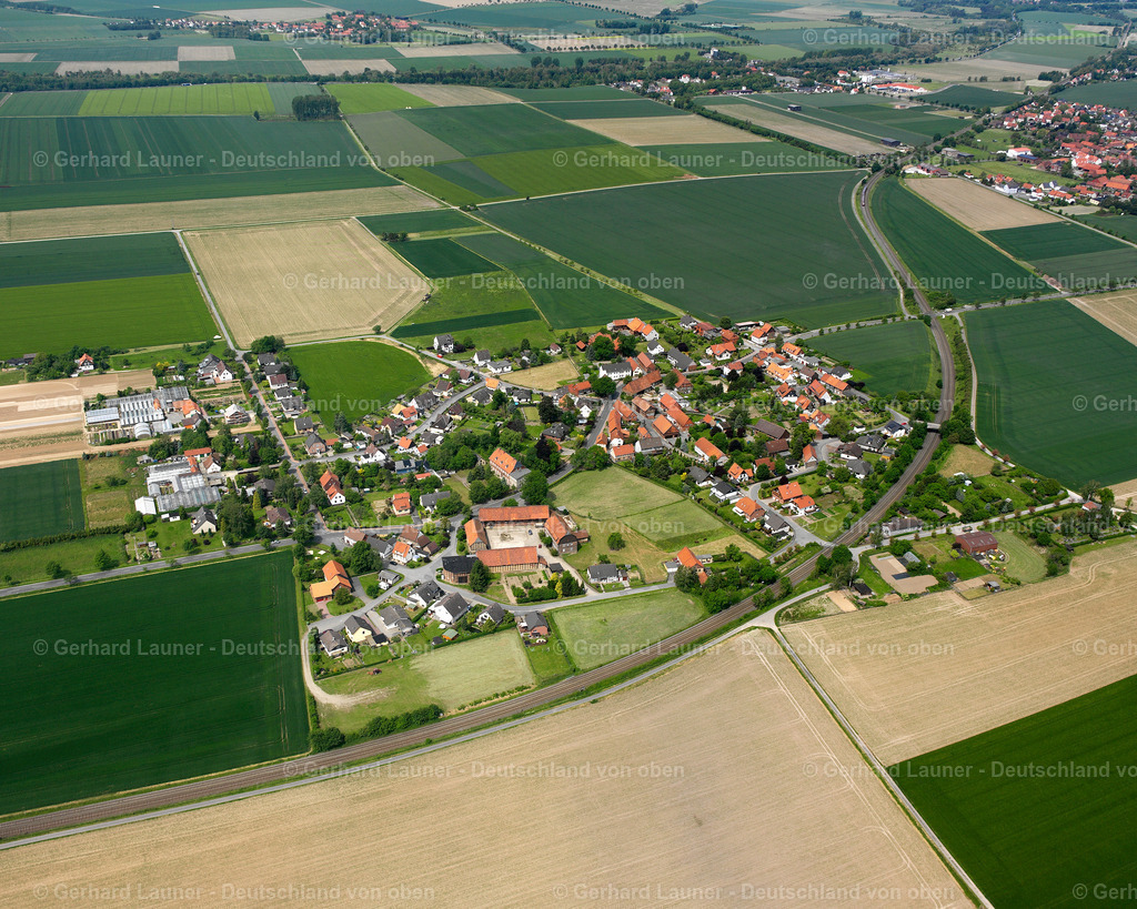 2638100 | HEIßUM 09.06.2006 Landwirtschaftliche Nutzflächen und Feldgrenzen  umsäumen das Siedlungsgebiet des Dorfes in Heißum im Bundesland Niedersachsen, Deutschland // Agricultural land and field boundaries surround the settlement area of the village  in Heißum in the state Lower Saxony, Germany Foto: Gerhard Launer