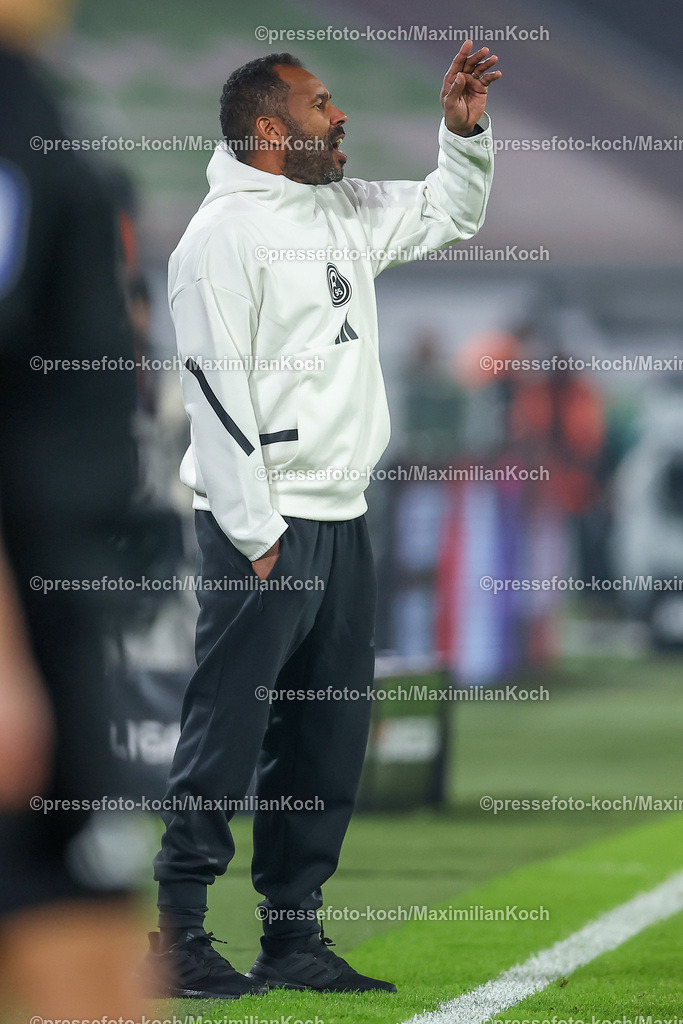 Due09112401073 | 09.11.2024, Fußball, Fortuna Düsseldorf - SC Paderborn 07, 2. Bundesliga, Merkur Spiel-Arena, Saison 2024 2025: Cheftrainer Daniel Thioune (Trainer Fortuna Düsseldorf) gestikulierend am SpielfeldrandDFB regulations prohibit any use of photographs as image sequences and or quasi-video.