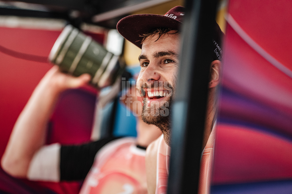 Beachvolleyball | Männer | German Beach Tour 2024 | Tourstop Düsseldorf | 18.05.2024 | Manuel Harms freut sich auf der Spielerbank