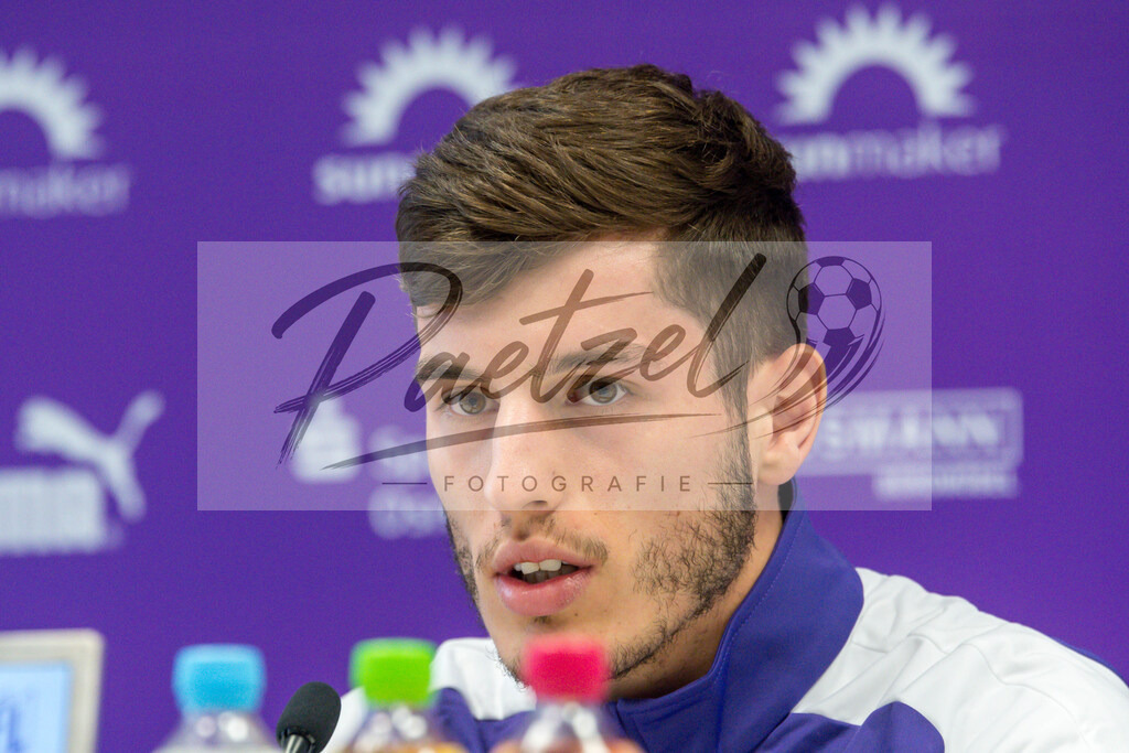 20200219_PKOSNA_0018 | Fussball, Herren: Bashkim Ajdini (VfL Osnabrueck) schaut waehrend der Pressekonferenz des VfL Osnabrueck im Presseraum des Stadion an der Bremer Bruecke am 19.02.2020 in Osnabrueck, Deutschland. - Realisiert mit Pictrs.com