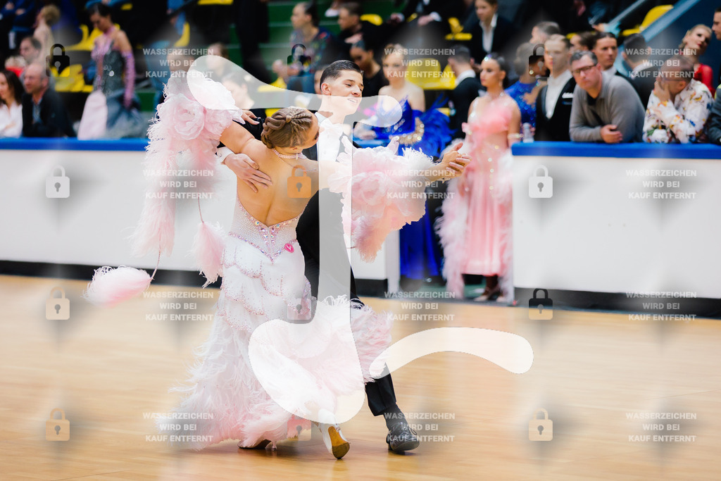 Hessen Tanzt WDSF International Open Standard 8th (32) Dmytrii Forostianov _ Helene Novalee Tilgert (Grün-Gold-Club Bremen)-2025-05-17-8841 | Webshop for digital downloads and prints of dance sport, event & show photographer Julian Link - Realisiert mit Pictrs.com