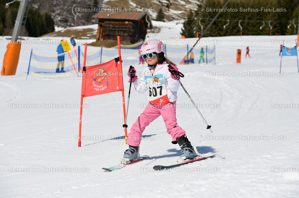 SRF_27.02.2026_665 | Skirennfotos,Serfaus,Fiss,Ladis,Kinderskirennen,Winter,Tirol,Oberland,skirace,SFL,feelfree,weil wir's genießen,ski,Ski,skifahren,Sonnenplateau, - Realisiert mit Pictrs.com