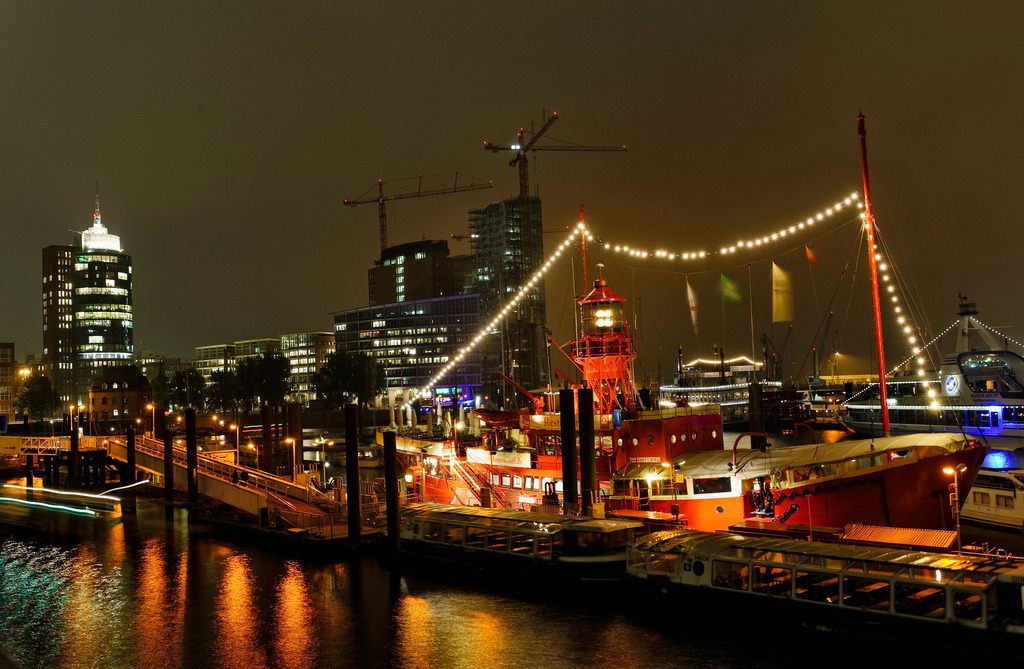 Nachtaufnahme Landungsbruecke | Hamburg, Deutschland - November 11, 2010: Nachtaufnahme Landungsbruecke. - Realisiert mit Pictrs.com