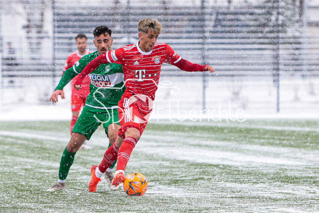 FC Bayern Amateure - VfB Eichstätt | Nick Salihamidzic (FCB #41) im Duell mit Deniz ERTEN (VFB #25)