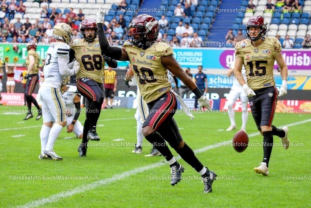 xSSC27072501002 | 27.07.2025, xsscx, American Footballl, Rhein Fire - Berlin Thunder, EFL, Schauinsland-Reisen-Arena, Saison 2025: Wide Receiver Harlan Kwofie (10) von Rhein Fire feiert seinen Touchdown.