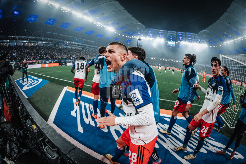 Fußball | Männer | Saison 2025/2026 | 1. Fußball-Bundesliga | 13. Spieltag | Hamburger SV vs. SV Werder Bremen | 07.12.2025 | Miro Muheim (#28, HSV) Jubelt nach dem Tor von Luka Vuskovic (#44, HSV)