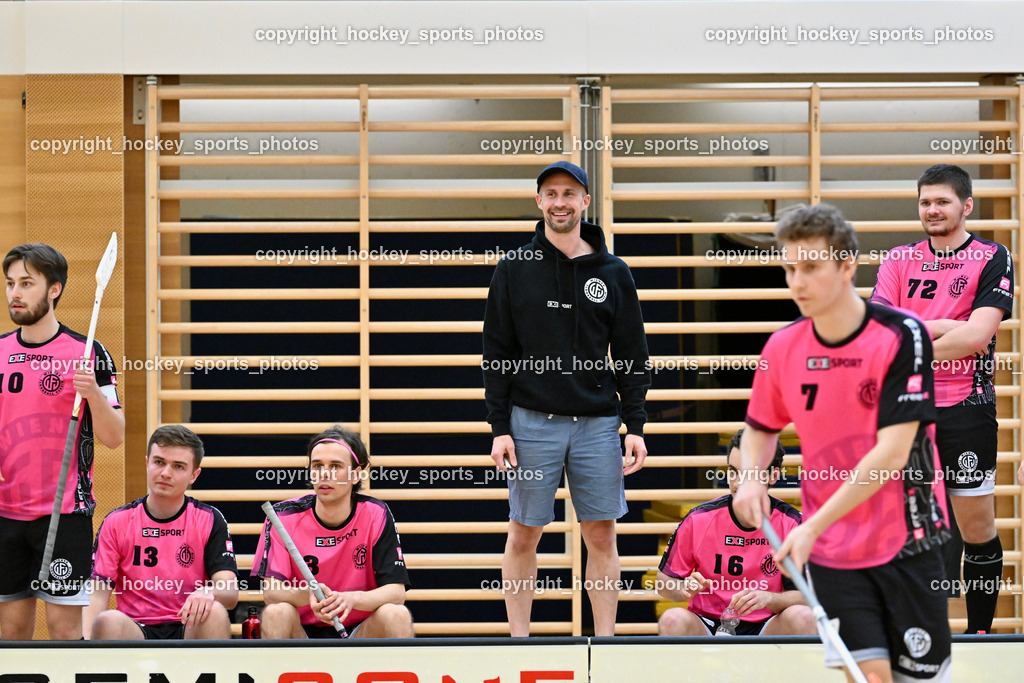 VSV Unihockey vs. Wiener Floorballferein 6.4.2024 | Spielerbank Wiener Floorballverein, Headcoach Wiener Floorballverein Kimmo Mustonen, VSV Unihockey vs. Wiener Floorballferein 6.4.2024, VSV Unihockey vs. Wiener Floorballferein  am 06.04.2024 in Villach (Ballspielhalle St. Martin), Austria, (Photo by Bernd Stefan)