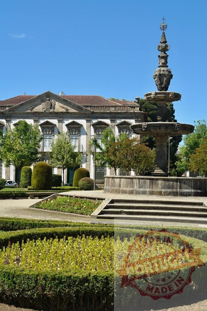 Guimarães Jardim do Largo do Toural fountain and historic building. Norte - Portugal | Fountain and historic architecture in Jardim do Largo do Toural, Guimarães, Portugal - Realisiert mit Pictrs.com
