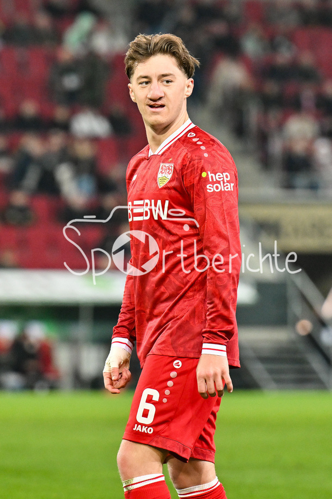 FC Augsburg - VfB Stuttgart | AUGSBURG, GERMANY - 22. MAERZ: im Bild Angelo STILLER (VfB Stuttgart 6) / Einzelfoto / Freisteller während dem Bundesligamatch zwischen dem FC Augsburg und dem VfB Stuttgart am 27. Spieltag in der WWK Arena / DFL REGULATIONS PROHIBIT ANY USE OF PHOTOGRAPHS AS IMAGE SEQUENCES AND/OR QUASI-VIDEO