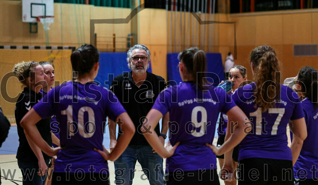 2022-11-05_084_SpVgg_Altenerding_gegen_SpVgg_Erdweg | Erding, Deutschland, 05.11.2022:
Handball, Bezirksoberliga Frauen Altbayern 2022 / 2023, 3. Spieltag, SpVgg Altenerding gegen SpVgg Erdweg, Endergebnis: 27:16

Trainer Nicole Steinbrecher (SpVgg Altenerding), Janina Konrad (SpVgg Altenerding, #10), Trainer Andreas Mittermeier (SpVgg Altenerding), Julia Kranich (SpVgg Altenerding, #9), Thea-Sophie Steinbrecher (SpVgg Altenerding, #17)

Foto: Christian Riedel / fotografie-riedel.net