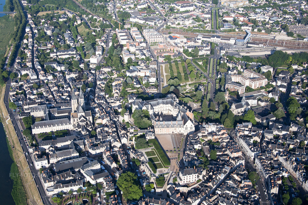 Aerial view: View of the town in Blois in the state Loir et Cher, France. – Photo: IMG_082055.jpg taken on 06/20/2015 by Werner Riehm/FLY-FOTO.com – Resolution of the original: 5472 x 3648 px