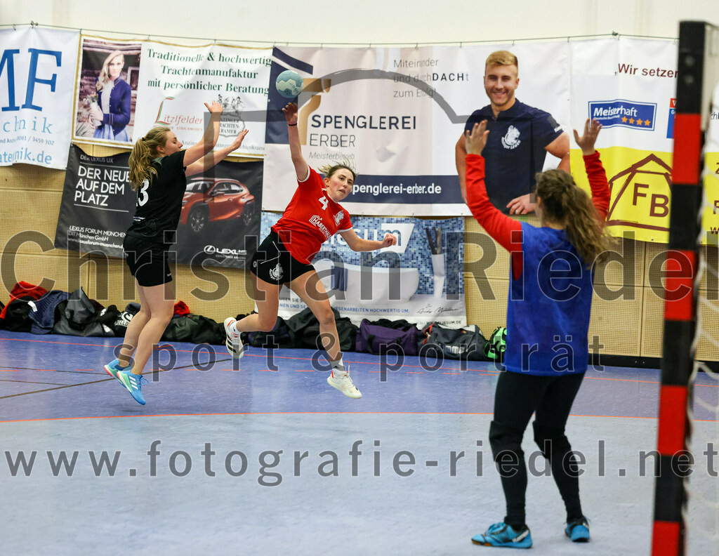 2022-12-04_044_SV_Anzing_gegen_TSV_Uebersee | Anzing, Deutschland, 04.12.2022:
Handball, Bezirksliga 2022 / 2023, 8. Spieltag, SV Anzing gegen TSV Übersee, Endergebnis: 29:24

Christina Huber (TSV Übersee, #13), Louisa Böhm (SV Anzing, #4), Magdalena Lucke (TSV Übersee, #21)

Foto: Christian Riedel / fotografie-riedel.net