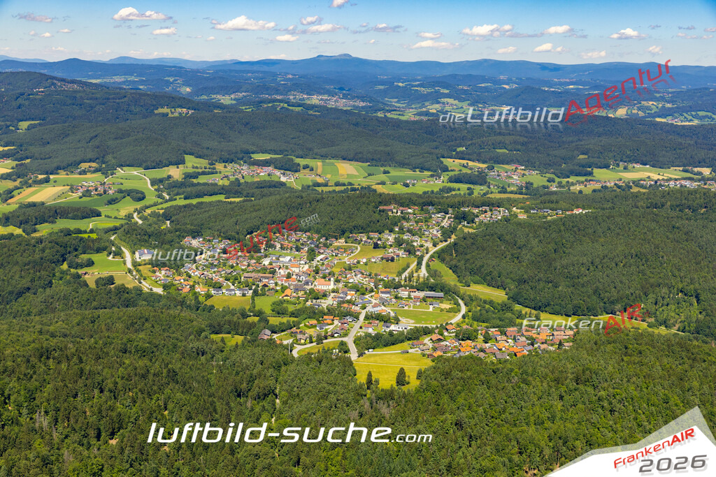 Aktuelles Luftbild von  Thurmansbang - Die Luftaufnahme wurde 2022 mittels UL-Flugzeug erstellt ( keine Drohne ) - hochauflösende Kamera-Systeme von  Canon -Beste Qualität - Für grossformatige Ausdrucke geeignet. Die Geschenkidee !