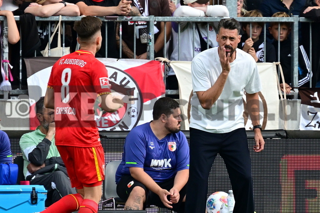 KBS Picture_FCStPauli-FCAugsburg_030 | v.l. Rexhbecaj Elvis (FC Augsburg) , Wagner Sandro Trainer (FC Augsburg) ,Sportplatz :  Millerntor Stadion, - Realisiert mit Pictrs.com