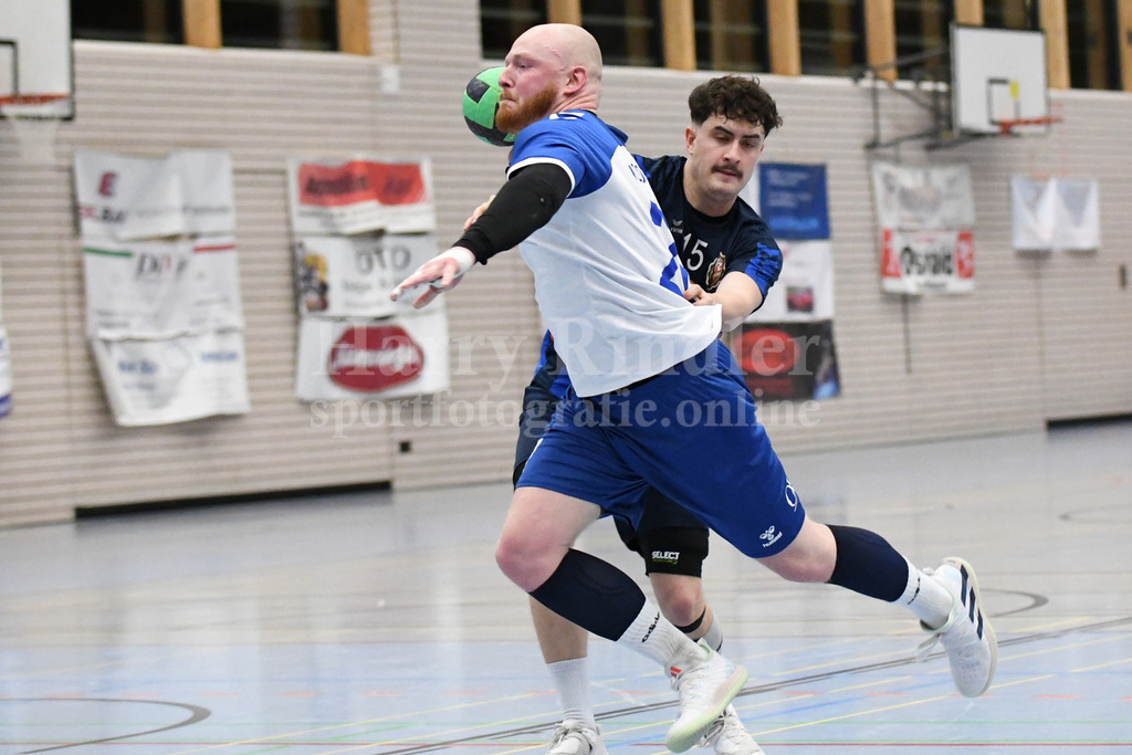 HC Deggendorf : TSV Simbach II   | Michel Poek (HC Deggendorf #27 setzt sich durch - Realisiert mit Pictrs.com