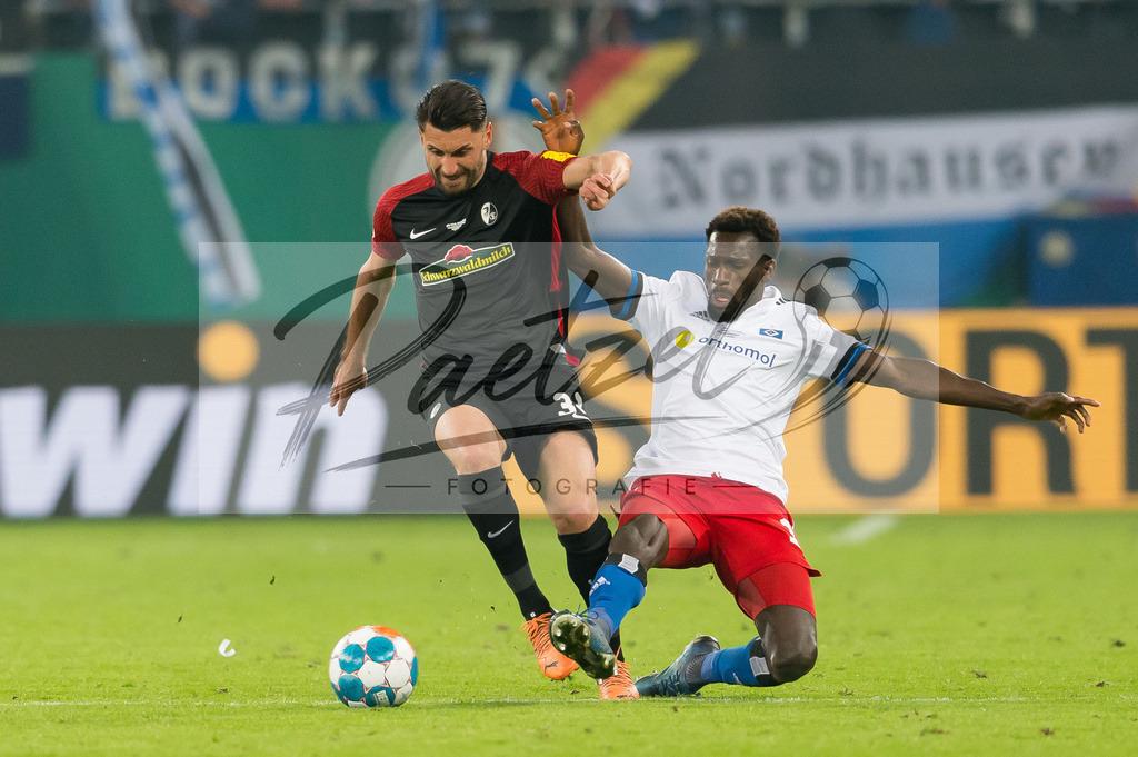HSVSCF20220419_125 | Fussball, Herren: Vincenzo Grifo (SC Freiburg) und Bakery Jatta (Hamburger SV) im Zweikampf beim DFB-Pokal-Halbfinalspiel zwischen Hamburger SV und SC Freiburg im Volksparkstadion am 19.04.2022 in Hamburg, Deutschland.DFB / DFL REGULATIONS PROHIBIT ANY USE OF PHOTOGRAPHS AS IMAGE SEQUENCES AND/OR QUASI-VIDEO. - Realisiert mit Pictrs.com