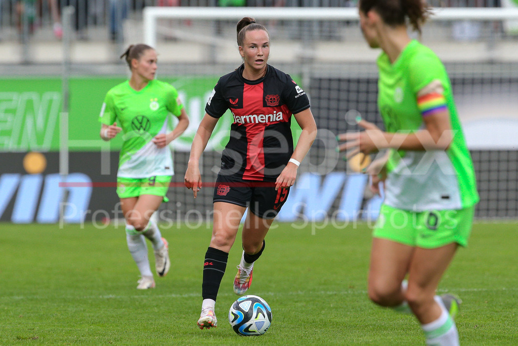 Fussball, Google Pixel Frauen-Bundesliga, VfL Wolfsburg - Bayer 04 Leverkusen | v.li.: Eva van Deursen (Bayer 04 Leverkusen, 15) am Ball, Einzelbild, Ganzkörper, Aktion, Action, Spielszene, DIE DFB-RICHTLINIEN UNTERSAGEN JEGLICHE NUTZUNG VON FOTOS ALS SEQUENZBILDER UND/ODER VIDEOÄHNLICHE FOTOSTRECKEN. DFB REGULATIONS PROHIBIT ANY USE OF PHOTOGRAPHS AS IMAGE SEQUENCES AND/OR QUASI-VIDEO.