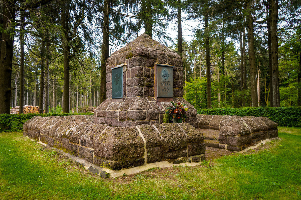Höhendenkmal | Im Wetteraukreis stehen Mahnmale, die uns an die tiefen Wunden der Vergangenheit erinnern. Diese Denkmale tragen die Namen derer, die in Kriegen ihr Leben ließen – Menschen, die einst lebten, liebten und hofften. Als steinernen Zeuge erzählen sie von Trauer, Verlust und der Zerrissenheit einer Nation. Sie rufen uns dazu auf, innezuhalten und den Frieden zu bewahren. In ihrer Stille liegt ein tiefer, zeitloser Ruf nach Erinnerung und Versöhnung. - Realisiert mit Pictrs.com