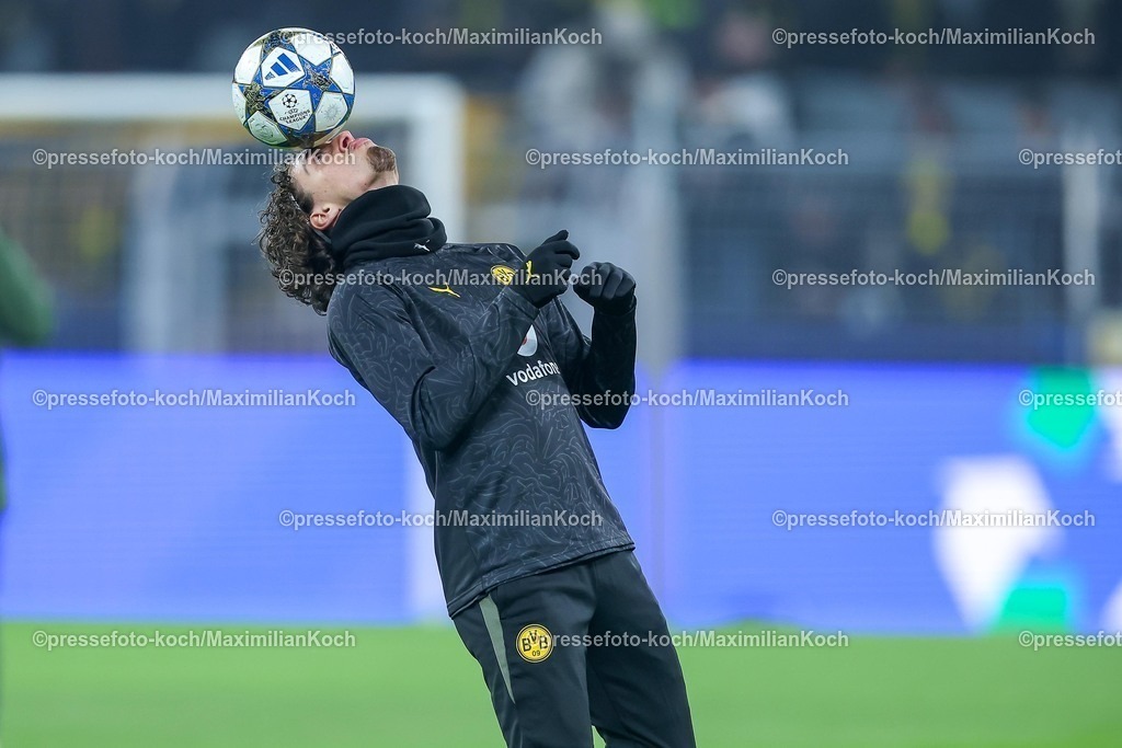 UCL25112501022 | 25.11.2025, Fußball, UEFA Champions League, Borussia Dortmund - FC Villarreal, BVB Stadion, 5. Spieltag, Saison 2025 2026: Fabio Silva (BVB #21)  balanciert den Spielball auf der Nase Regulations prohibit any use of photographs as image sequences and or quasi-video.