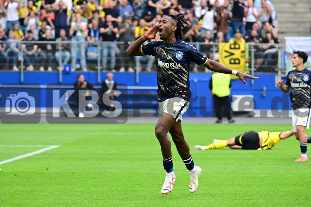 KBS Picture_PhoenixLuebeck-BorDortmund_084 | Phoenix Luebeck Torjubel zum 1:3 Torschuetze  ist Iloka Obinna (Phoenix Luebeck) ,Sportplatz :  Volksparkstadion, - Realisiert mit Pictrs.com