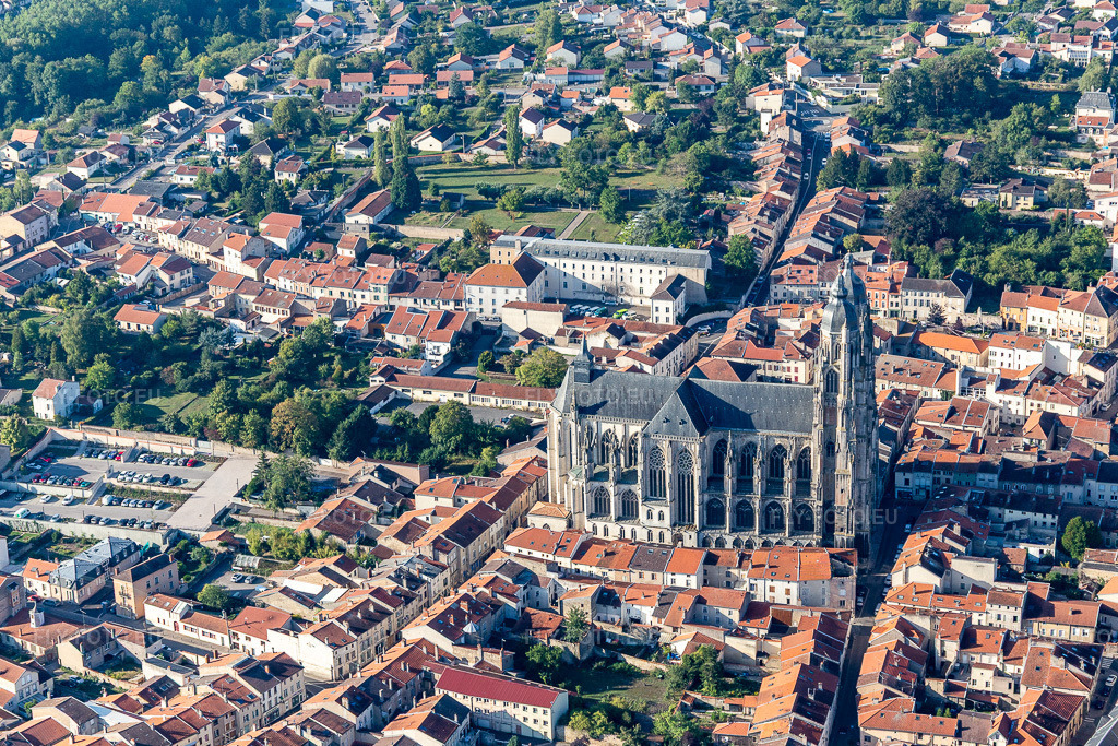 Vue aérienne: Basilique de Saint-Nicolas-de-Port à Saint-Nicolas-de-Port dans le département Meurthe et Moselle, France. Photo: IMG_118208.jpg prise le 15/09/2019 par Werner Riehm/FLY-FOTO.eu – Résolution de l'original: 5330 x 3554 px