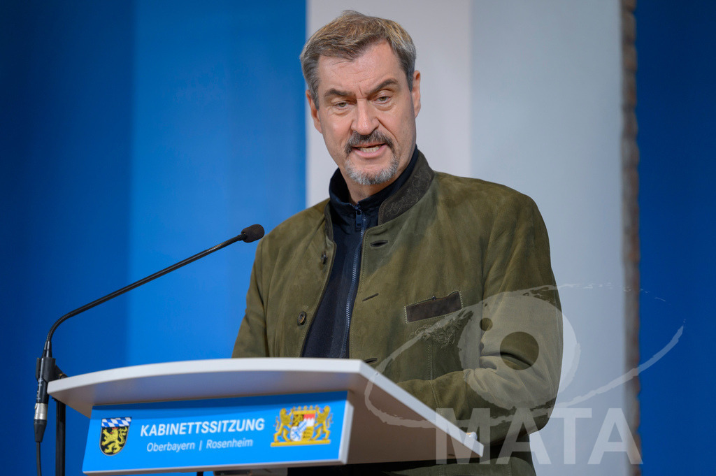 _DW04865 | Bayerns Ministerpräsident Markus Söder (CSU) bei einer Pressekonferenz im Lokschuppen. Rosenheim, 02.12.2025 Bayern Deutschland - Realisiert mit Pictrs.com