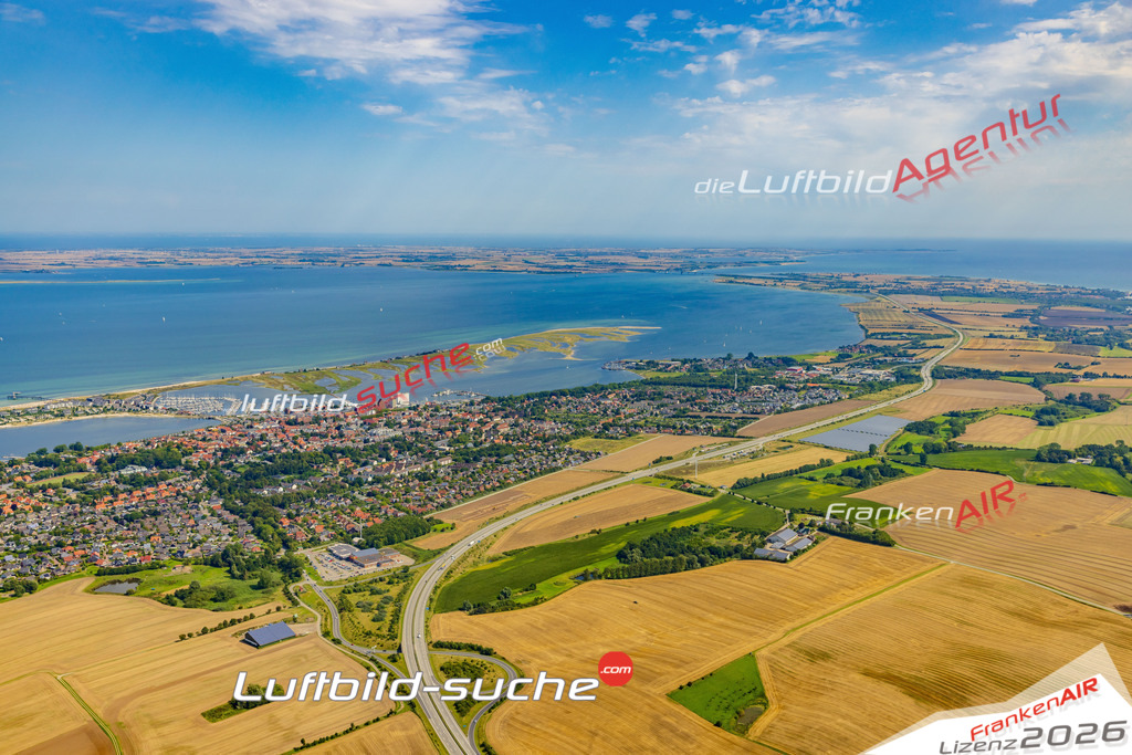 Stadt Heiligenhafen von Oben- Die Luftaufnahme wurde 2025 vom UL-Flugzeug heraus erstellt ( keine Drohnenaufnahme ) - Hochauflösende Luftaufnahme - für Wandbilder und großformatige Ausdrucke geeignet. Das besondere Geschenk!Hier alle&nbsp;Infos zur Lizenzierung der LuftaufnahmeWir fliegen auch dieses Jahr wieder in Ihre Region um Luftbilder zu erstellen.- Luftbild anfragen