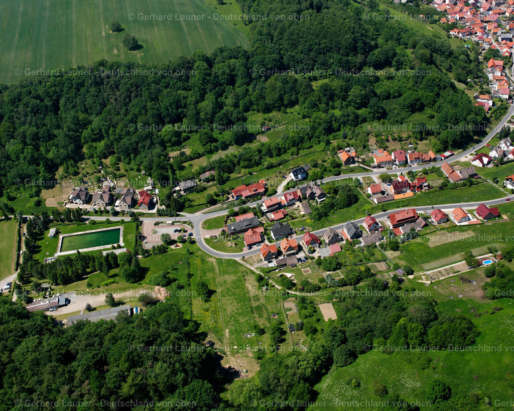 2634314 | BREHME 16.06.2006 Wald- Gebiete und Forstflächen umsäumen das Siedlungsgebiet des Dorfes an der Wildunger Straße in Brehme im Bundesland Thüringen, Deutschland. // Village - view on the edge of forested areas on street Wildunger Strasse in Brehme in the state Thuringia, Germany. Foto: Gerhard Launer
