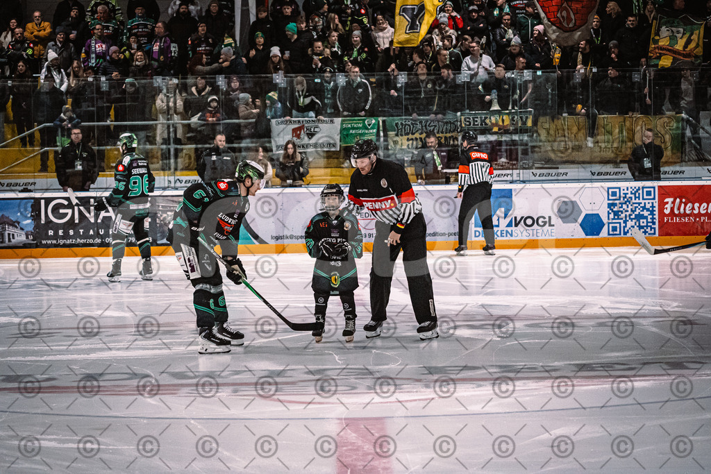 Alligators_vs_Lindau_21_12_2025-023 | Höchstadt Alligators Fotogalerie: Eishockey-Action aus Franken. Professionelle Spielfotos, Portraits & Stadionbilder zum Download. Jetzt entdecken! - Realized with Pictrs.com