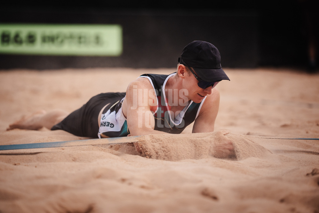 Beachvolleyball | Männer | Allianz German Beach Tour 2025 | Tourstop München | 11.07.2025 | Jonas Reinhardt am Boden