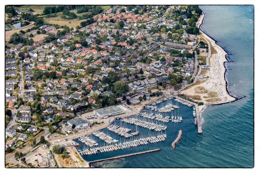 PLB_5247mod_V2_Strande_max150x100 | Luftbild mit Vintage -Rand, Seebad Strande an der Kieler Außenförde, KYC-Yachthafen und Bootshallen des Kieler Yacht Club, Ostseestrand mit Strandkörben - Realisiert mit Pictrs.com