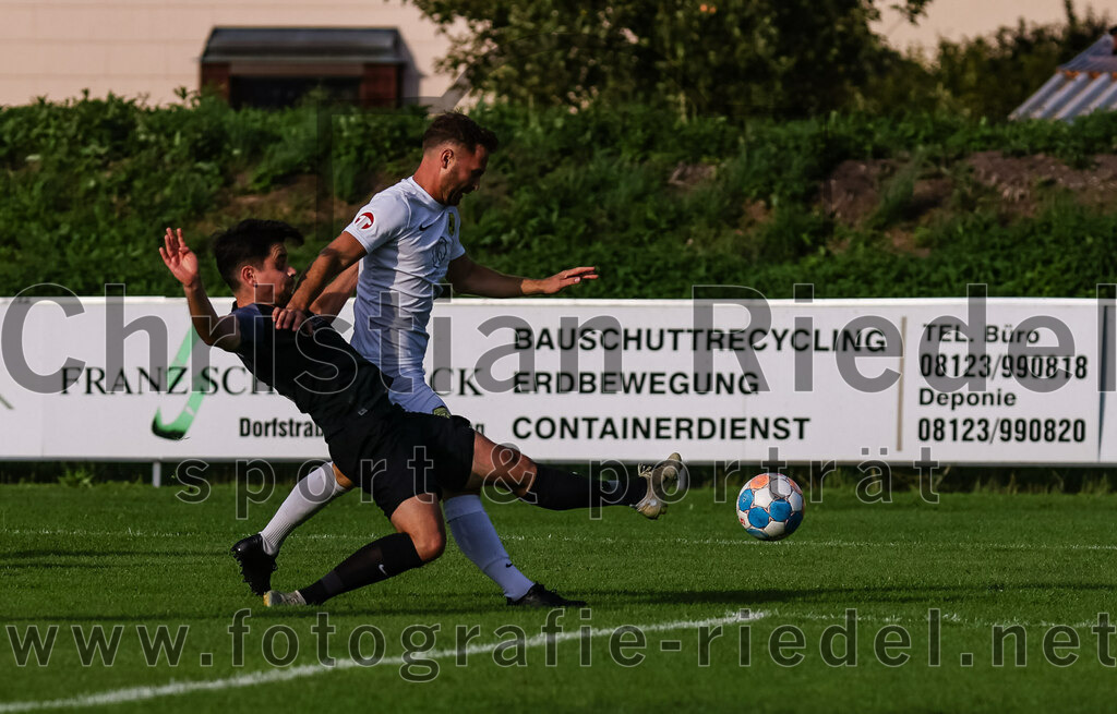 2023-08-08_021_FC_Moosinning_gegen_FC_Langengeisling | Moosinning, Deutschland, 08.08.2023:
Fußball, Bezirksliga Oberbayern Ost 2023 / 2024, 3. Spieltag, FC Moosinning gegen FC Langengeisling, Endergebnis: 0:4

Maximilian Maier (FC Langengeisling, #10), Thomas Auerweck (FC Moosinning, #19)

Foto: Christian Riedel / fotografie-riedel.net