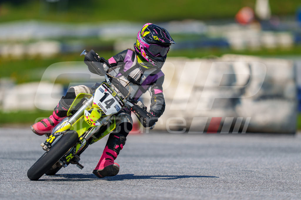 G-Cup + Supermoto Staatsmeisterschaft + Hungarian Supermoto Championship | GRIPcapture steht für authentische Sportfotografie in Österreich – für Momente, die mehr sind als Geschwindigkeit oder Ergebnis. Es geht um Emotion, Spannung, Fokus und den Augenblick, der oft nur einen Wimpernschlag dauert.Ob Motorsport, Teamsport oder 