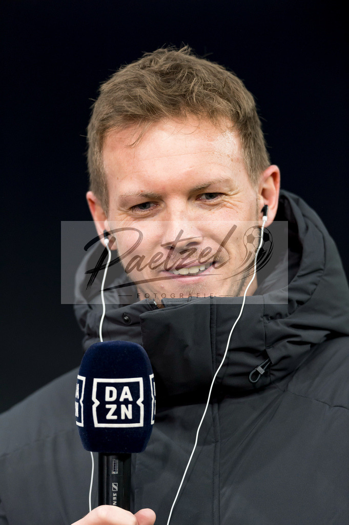 BSCFCB20220123_019 | Fussball, Herren: Trainer Julian Nagelsmann (FC Bayern Muenchen) schaut bei dem Spiel der 1. Bundesliga zwischen Hertha BSC und FC Bayern Muenchen im Olypiastadion am 23.01.2022 in Berlin, Deutschland.DFB / DFL REGULATIONS PROHIBIT ANY USE OF PHOTOGRAPHS AS IMAGE SEQUENCES AND/OR QUASI-VIDEO. - Realisiert mit Pictrs.com