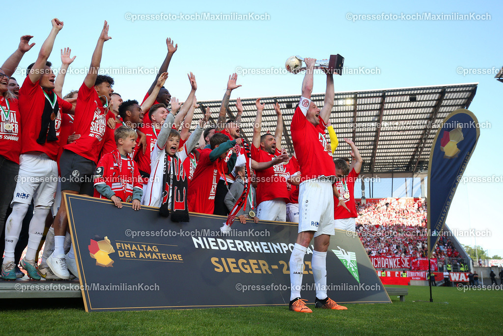 RWE03062302186 | 03.06.2023, Essen, Fußball, Niederrheinpokal Finale Herren, Stadion an der Hafenstraße, Saison 2022 2023, Rot-Weiss Essen – Rot-Weiss Oberhausen: Felix Bastians von Rot-Weiss Essen jubelt bei der Siegerehrung mit dem Pokal in der Hand. DFB regulations prohibit any use of photographs as image sequences and or quasi-video.