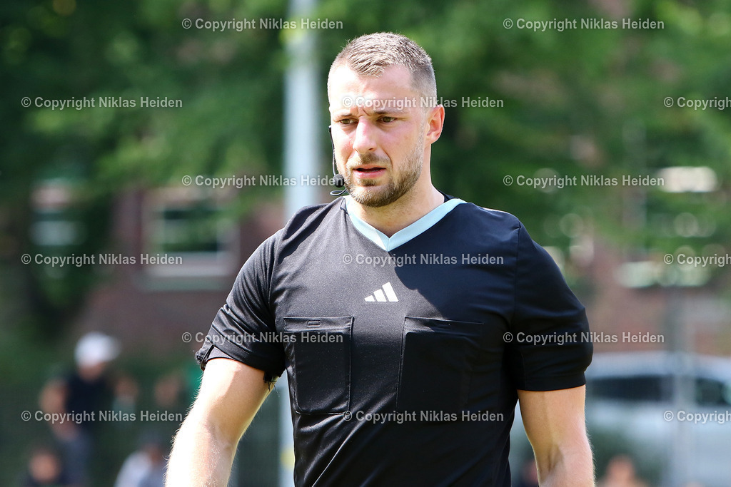 NH_KlubKosova_HarburgerSC_Testspiel_HarburgPokal_21072024 | Lasse Holst (Schiedsrichter)Fußball I Herren I Testspiel (Harburg-Pokal) I Saison 2024-2025 I Klub Kosova - Harburger SC I 21.07.2024 I Sportplatz Alter Postweg