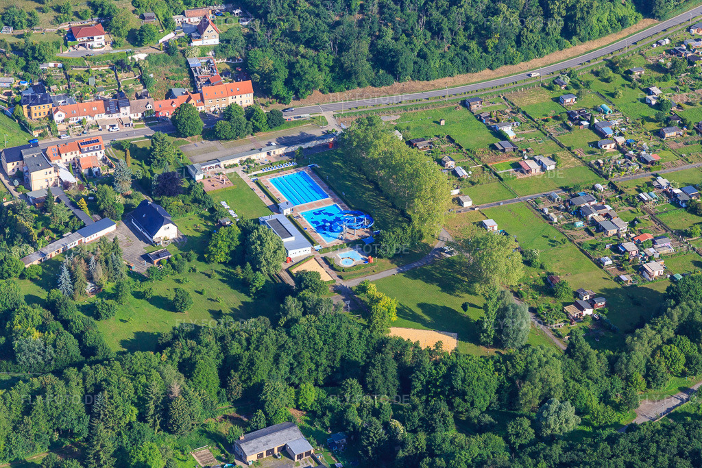 Luftbild: Freibad im Ortsteil Kupferberg in Hettstedt im Bundesland Sachsen-Anhalt in Deutschland. Foto: IMG_148158.jpg vom 12.06.2025 durch Werner Riehm/FLY-FOTO.de