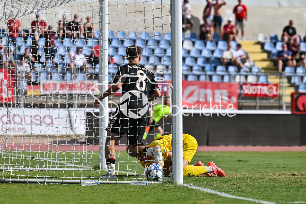 Papohs FC U19 - FC Bayern München U19 | Der Ball liegt im Tor - Adin LICINA (FCB #7) trifft sehenswert zum 0-2 / Tor / Torschuetze / Freude / Happy / UEFA Youth League: Paphos FC U19 - FC Bayern München U19; Stelios Kyriakides Stadium am 30.09.2025