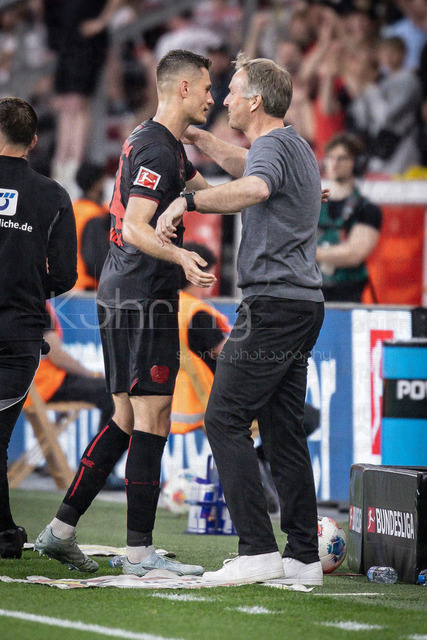 German Bundesliga, Bayer 04 Leverkusen vs. RB Leipzig, 02.05.2026 | LEVERKUSEN, GERMANY - MAY 2, 2026 :  Patrik Schick (Bayer 04 Leverkusen, 14) and Kasper Hjulmand (Head Coach Bayer 04 Leverkusen) during the change during the German Bundesliga match on gameday 32 between Bayer 04 Leverkusen vs. RB Leipzig at BayArena on May 2, 2026 in Leverkusen, Germany. DFL REGULATIONS PROHIBIT ANY USE OF PHOTOGRAPHS AS IMAGE SEQUENCES AND/OR QUASI-VIDEO.