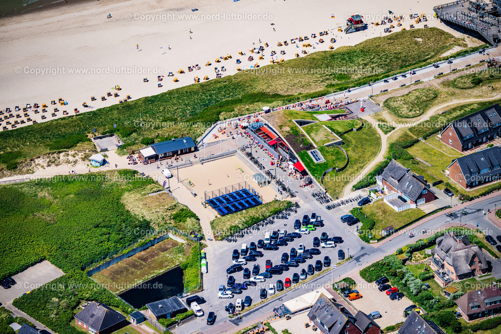 Sylt_Wenningstedt_Dünenstrasse_Gosch_Restaurant_Strand_ELS_0849210625 | WENNINGSTEDT (SYLT) 21.06.2025 Gebäude des Restaurant " Gosch " in Wenningstedt (Sylt) auf der Insel Sylt im Bundesland Schleswig-Holstein, Deutschland. // Building of the restaurant " Gosch " in Wenningstedt (Sylt) at the island Sylt in the state Schleswig-Holstein, Germany. Foto: Martin Elsen