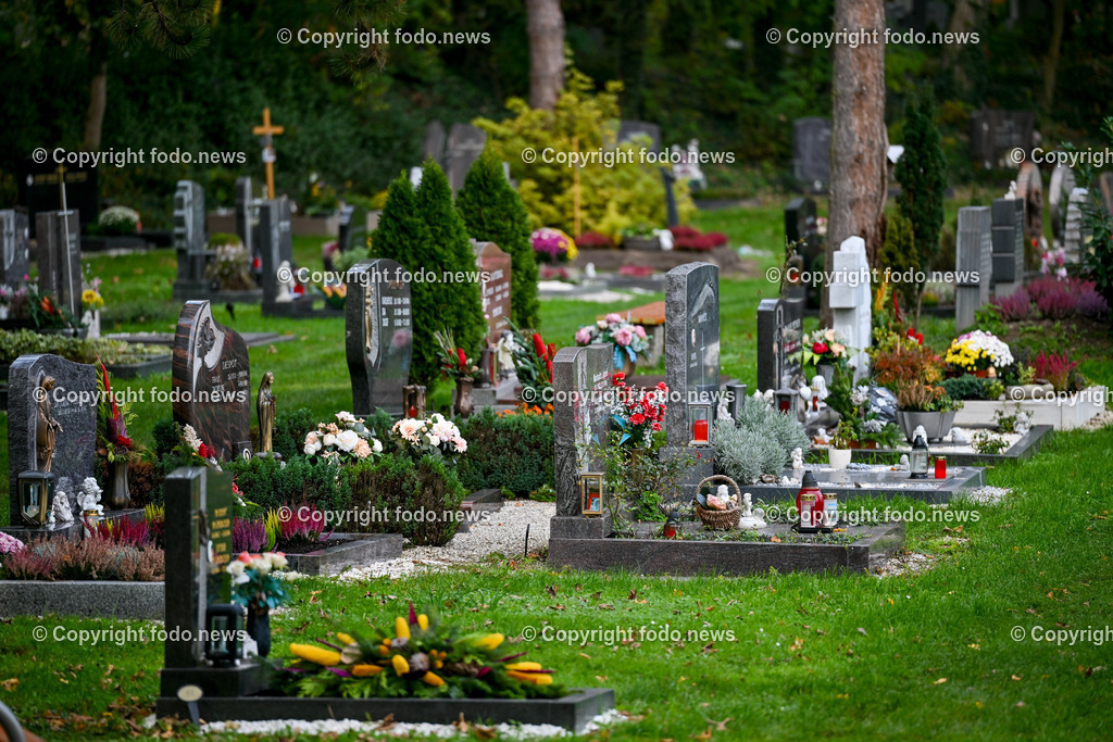 Friedhof_ Kreuz_ Kruzifix_ Jesu Christi_ Allerheiligen_ 26.10.2024-57 | 26.10.2024, Friedhof, AUT, Allerheiligen, Themenbilder im Bild Friedhof, Kreuz, Kruzifix, Jesu Christi, Allerheiligen, Engerl, Engel, Kerzen, Grab, Grablicht, Blumen, Skulptur, Grabstein, Symbolbild, Grablaterne, Grabkerze, Grabkerzen, Grablichter, Kerze, Grabkreuz, Gedenken, Bestattung, Verstorbene, Totenruhe, Grab, Urne, Blumenschmuck, Schmuck, Besucher, Feature, kreativ, creativ, Linz
