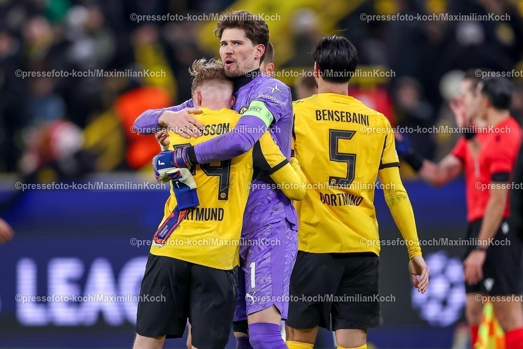 UCL17022601114 | 17.02.2026, Fußball, UEFA Champions League, Borussia Dortmund - Atalanta Bergamo, BVB Stadion, Play-Offs Hinspiel, Saison 2025 2026: Abschlussjubel nach dem 2:0 Sieg für den BVB -  Daniel Svensson&nbsp;(BVB #24) neben Torwart Gregor Kobel&nbsp;(BVB #01)   erleichtert zusammen auf dem Spielfeld Regulations prohibit any use of photographs as image sequences and or quasi-video.