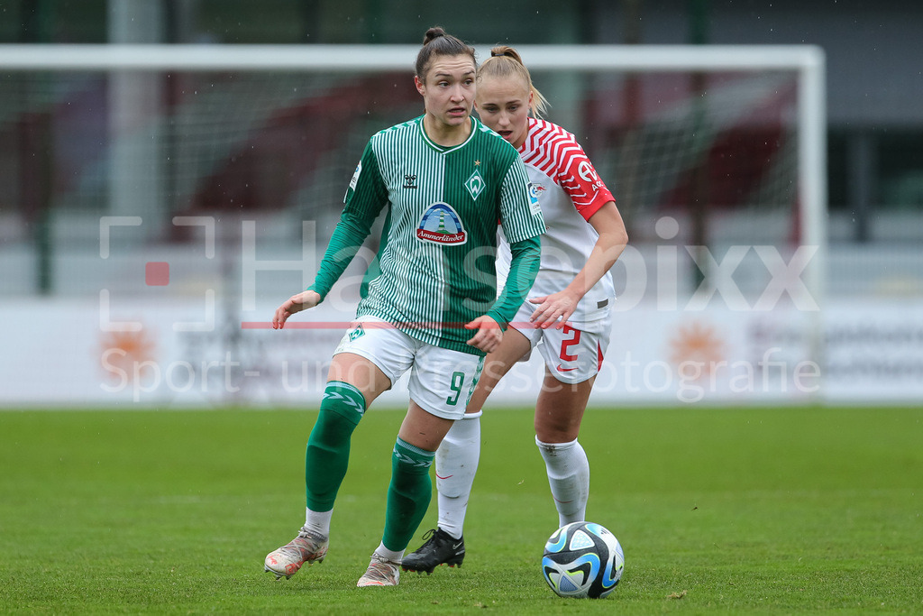 Fussball, Google Pixel Frauen-Bundesliga, RB Leipzig - SV Werder Bremen | v.li.: Sophie Weidauer (SV Werder Bremen, 9) am Ball, Frederike Kempe (RB Leipzig, 2), Einzelbild, Ganzkörper, Aktion, Action, Spielszene, DIE DFB-RICHTLINIEN UNTERSAGEN JEGLICHE NUTZUNG VON FOTOS ALS SEQUENZBILDER UND/ODER VIDEOÄHNLICHE FOTOSTRECKEN. DFB REGULATIONS PROHIBIT ANY USE OF PHOTOGRAPHS AS IMAGE SEQUENCES AND/OR QUASI-VIDEO.