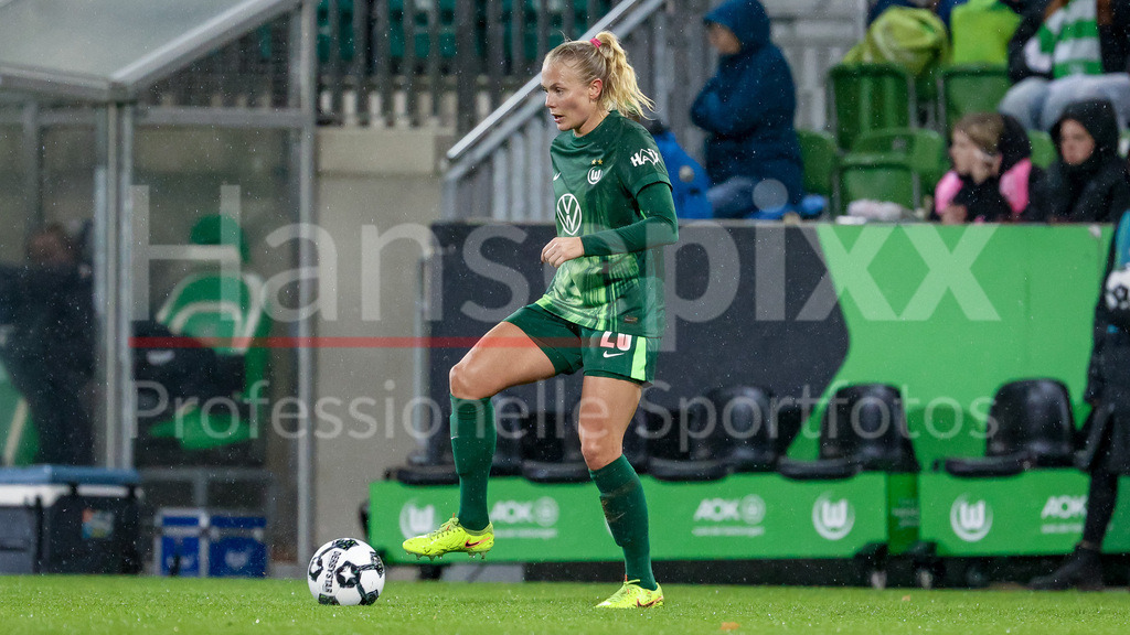 Fussball, DFB-Pokal Frauen, VfL Wolfsburg - SC Freiburg | Guro Bergsvand (VfL Wolfsburg, 20) am Ball, Freisteller, Einzelbild, Ganzkörper, Aktion, Action, Spielszene, DIE DFB-RICHTLINIEN UNTERSAGEN JEGLICHE NUTZUNG VON FOTOS ALS SEQUENZBILDER UND/ODER VIDEOÄHNLICHE FOTOSTRECKEN. DFB REGULATIONS PROHIBIT ANY USE OF PHOTOGRAPHS AS IMAGE SEQUENCES AND/OR QUASI-VIDEO.