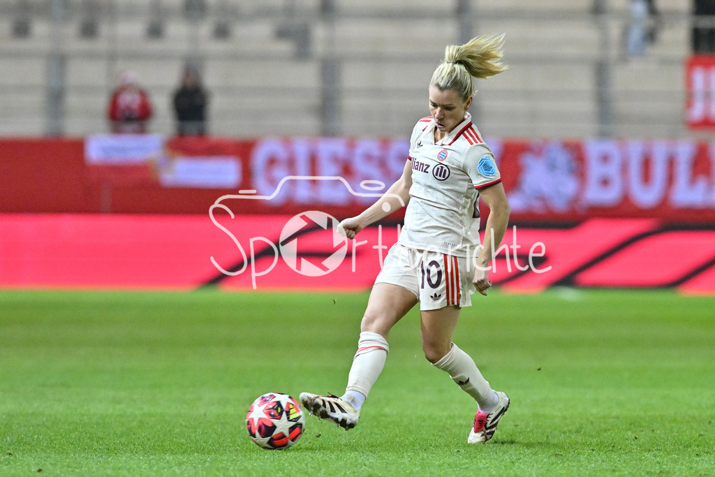 FC Bayern München Frauen - Juventus Turin Frauen | Am Ball Linda DALLMANN (FCB #10) / Freisteller / Einzelfoto / Womens Champions League: FC Bayern Frauen - Juventus FC, FC Bayern Campus am 12.12.2024