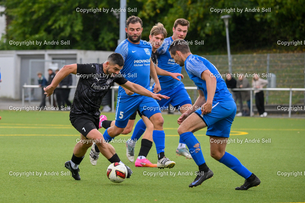 TSV Klausdorf vs SV Dörpum | Ditron Gashi (Klausdorf #7) vs Lars Peretzke  (Dörpum #5) &amp; Henrik Jessen (Dörpum #6) / Fußball-Landesliga Schleswig Männer 2026/2027 / TSV Klausdorf vs SV Dörpum / Kunstrasenplatz Klausdorf / Schwentinental / 17.10.26 - Realisiert mit Pictrs.com