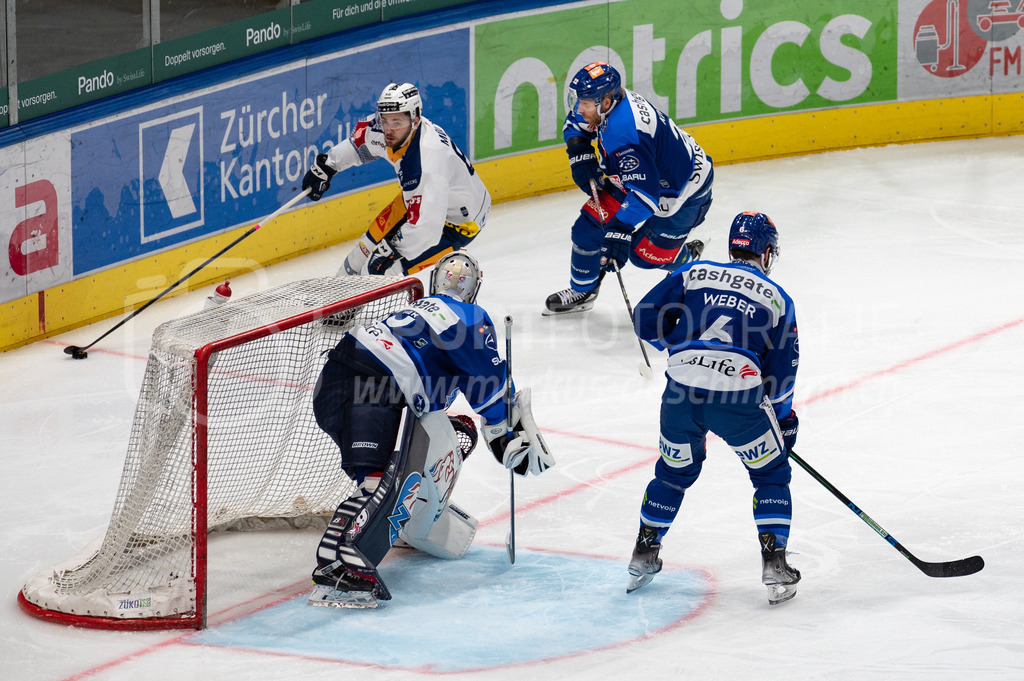 Swiss National League Final Game 2: ZSC Lions - EV Zug | 20.04.2022, Zürich, Hallenstadion, Swiss National League Final Game 2: ZSC Lions - EV Zug, #68 Fabrice Herzog (Zug) kurvt um’s Zürcher Tor, verfolgt von #22 Tommi Kivistö (ZSC) und beobachtet von #43 Torhüter Jakub Kovar (ZSC) und #6 Yannick Weber (ZSC). - Realisiert mit Pictrs.com